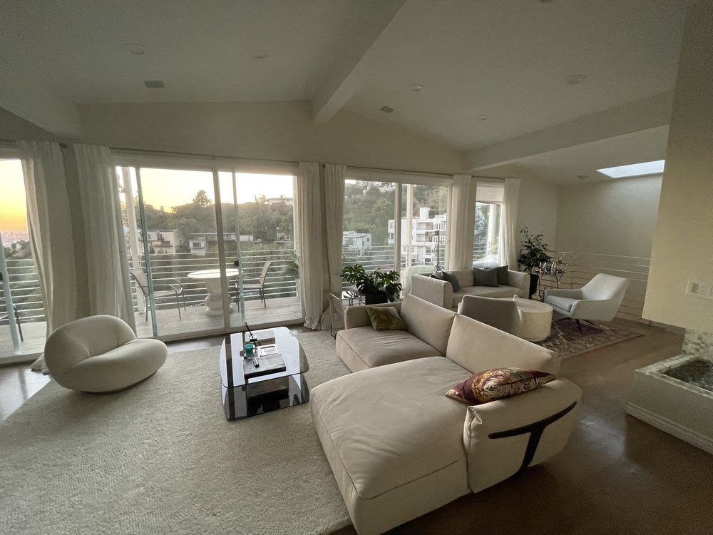 Beautifully cleaned high-end living room with panoramic views